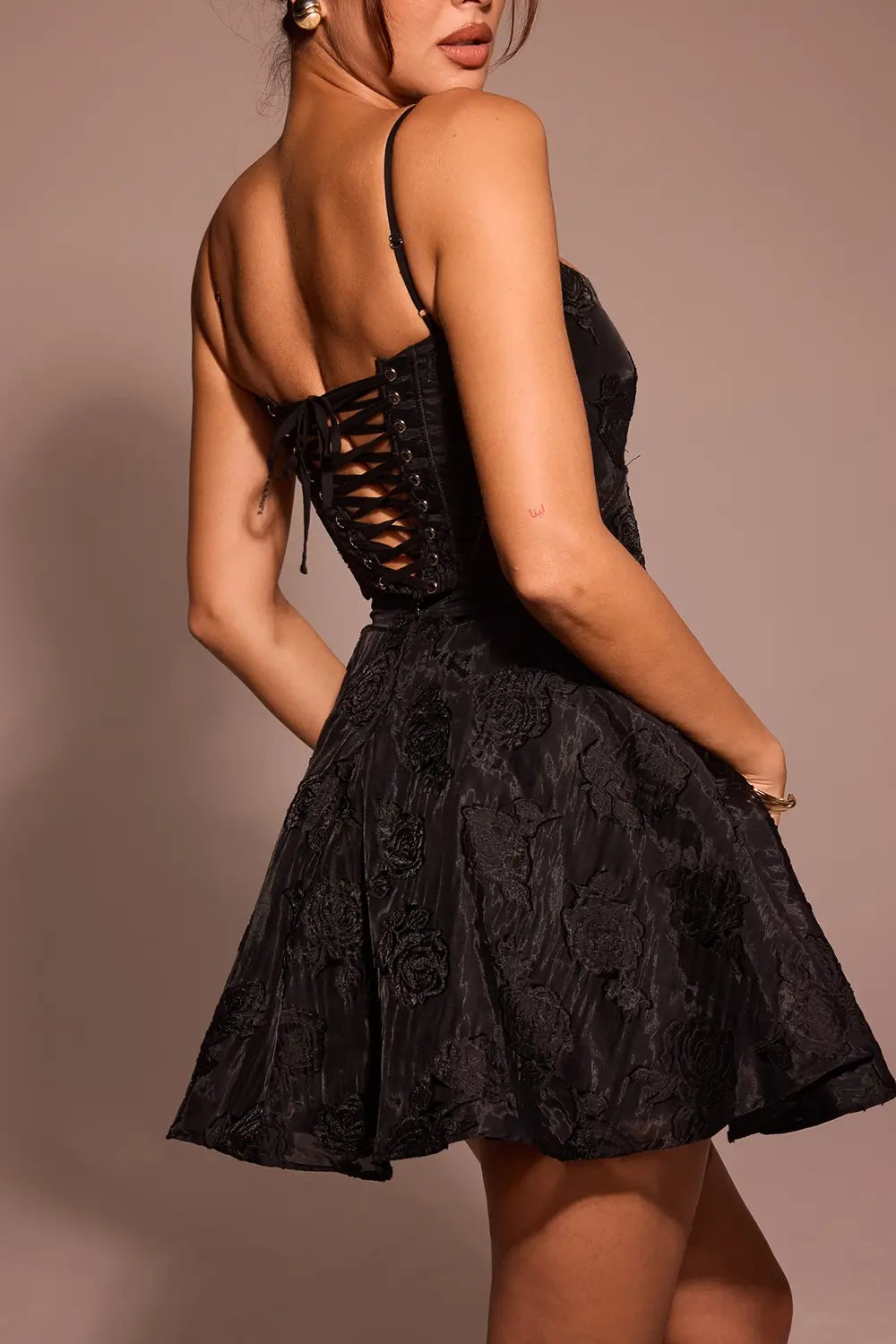 Vestido corto negro elegante con encaje floral, escote corazón, corset ajustable y espalda descubierta. Modelo Serenita de Veliara, ideal para fiestas, cenas románticas, cumpleaños, eventos nocturnos y escapadas. Falda mini fluida con movimiento natural.