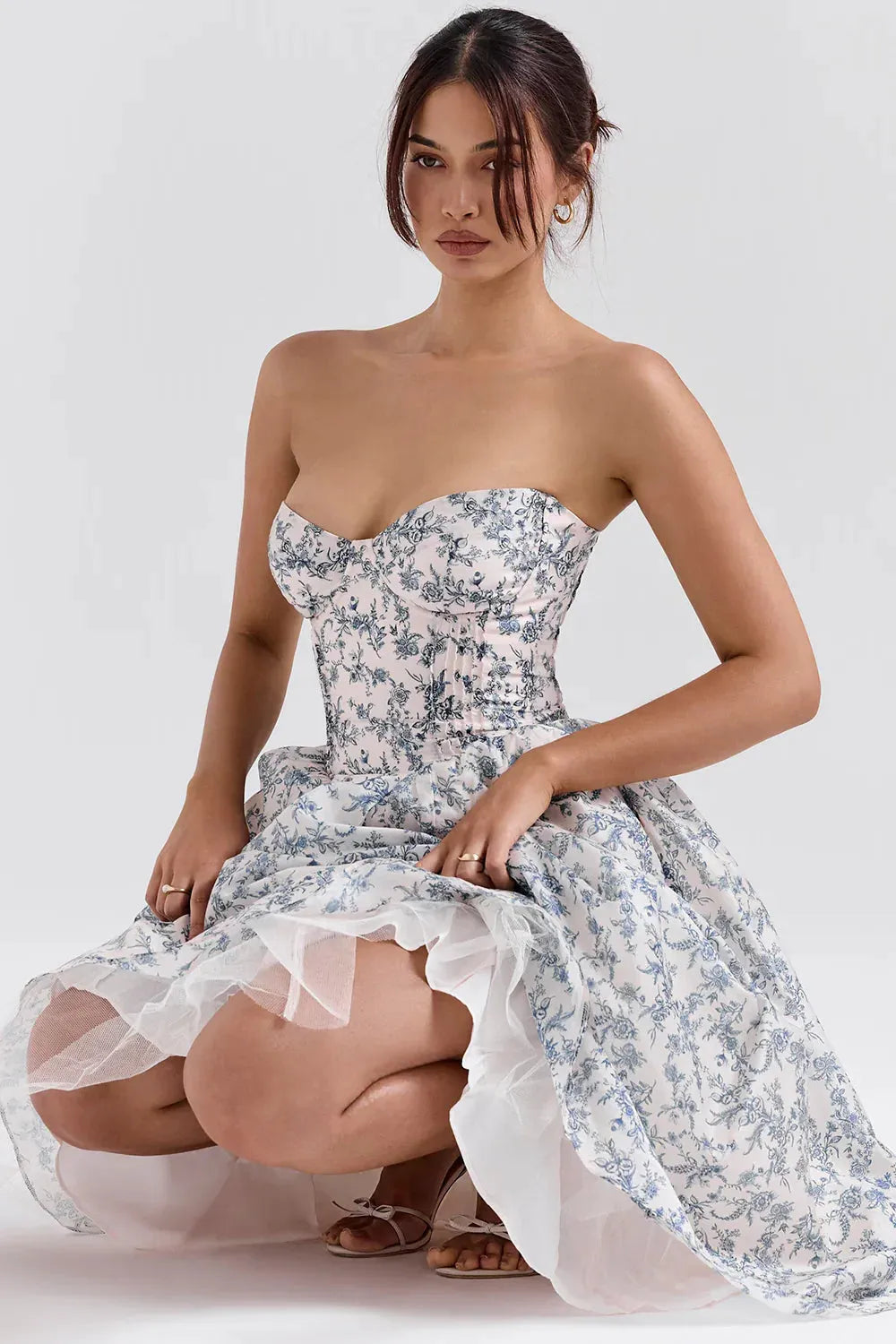 Modelo usando el Vestido Midi Floral Estefhanie