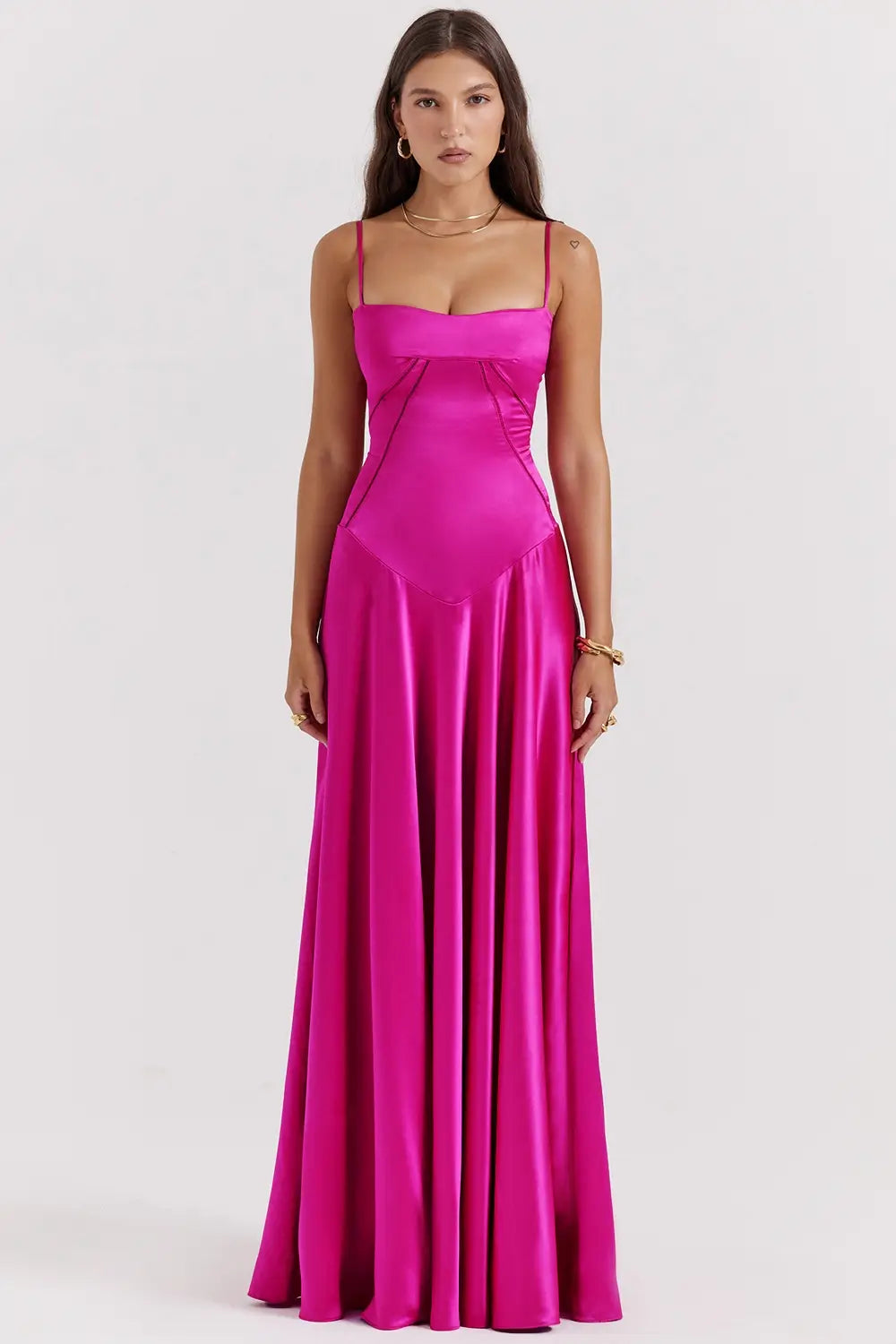 Vestido largo fucsia elegante para mujer con espalda descubierta y detalle de encaje delicado, ideal para bodas, fiestas formales, cenas especiales y eventos de noche. El modelo Mavie de Veliara está confeccionado en una tela de caída fluida que se adapta al cuerpo con suavidad, realzando la silueta sin apretar. Su escote recto y diseño sin tirantes ofrecen un look sofisticado y sensual, mientras que el encaje en la espalda añade un toque de romanticismo moderno.