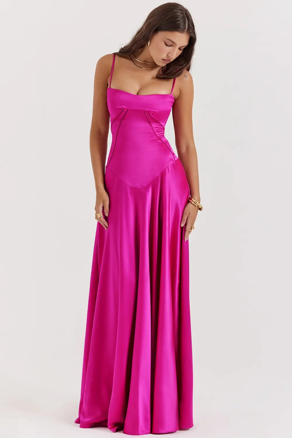 Vestido largo fucsia elegante para mujer con espalda descubierta y detalle de encaje delicado, ideal para bodas, fiestas formales, cenas especiales y eventos de noche. El modelo Mavie de Veliara está confeccionado en una tela de caída fluida que se adapta al cuerpo con suavidad, realzando la silueta sin apretar. Su escote recto y diseño sin tirantes ofrecen un look sofisticado y sensual, mientras que el encaje en la espalda añade un toque de romanticismo moderno.