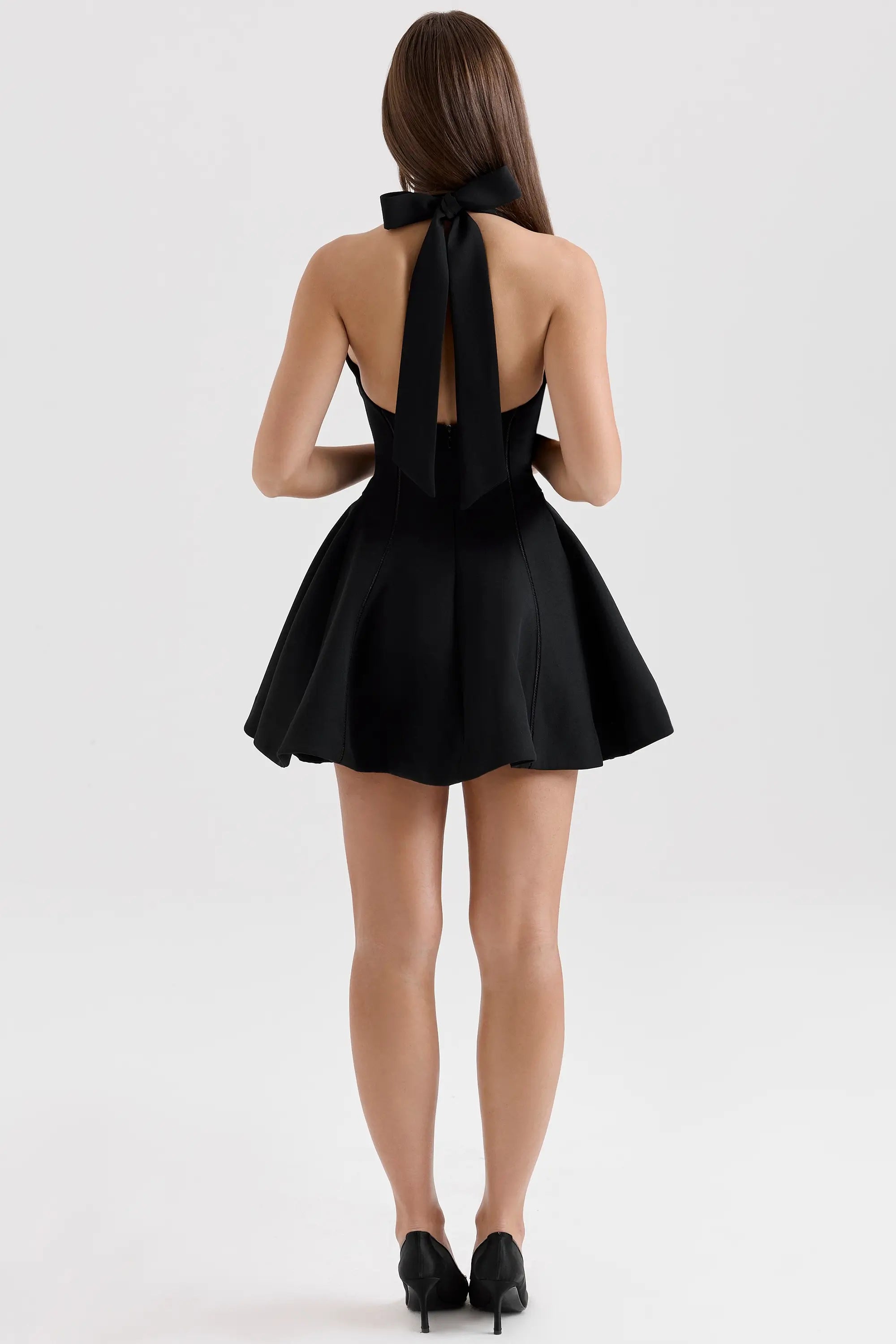 Vestido corto elegante
Vestido de fiesta corto
Vestido con escote asimétrico
Vestido con lazo en la espalda
Vestido para eventos formales
Vestido color negro
Moda femenina elegante
Vestido para bodas y celebraciones