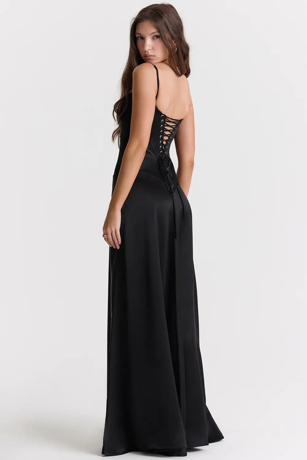 Vestido largo negro elegante para mujer con espalda descubierta y detalle de encaje delicado, ideal para bodas, fiestas formales, cenas especiales y eventos de noche. El modelo Mavie de Veliara está confeccionado en una tela de caída fluida que se adapta al cuerpo con suavidad, realzando la silueta sin apretar. Su escote recto y diseño sin tirantes ofrecen un look sofisticado y sensual, mientras que el encaje en la espalda añade un toque de romanticismo moderno.