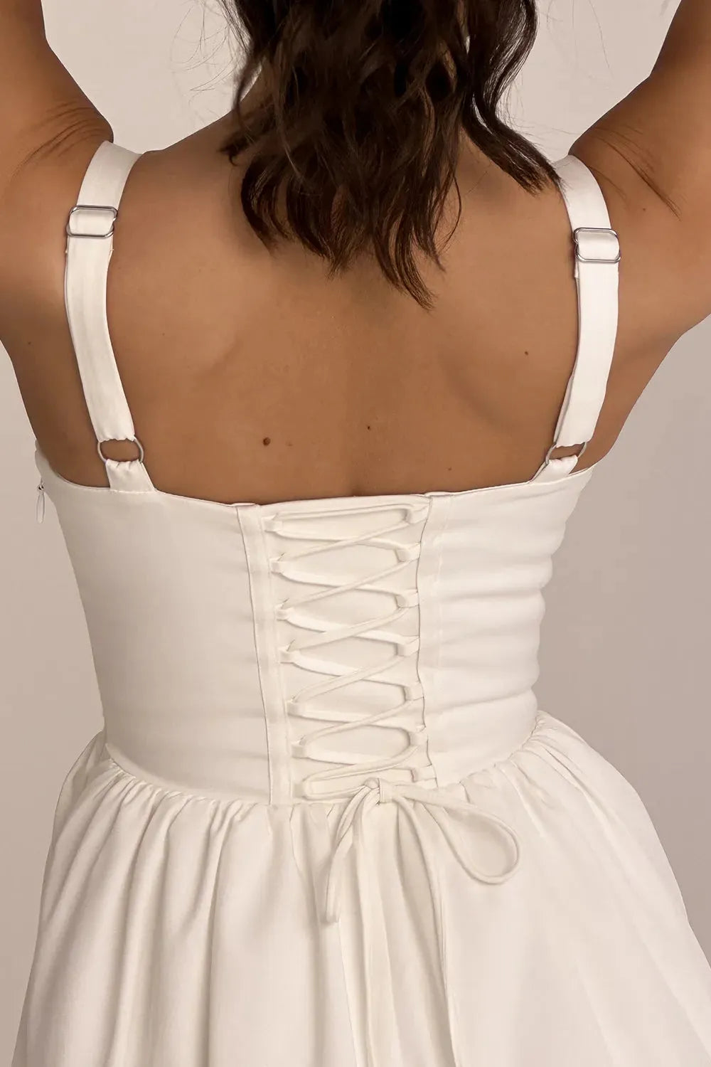 Modelo usando vestido midi blanco con corset para boda civil – Aghata