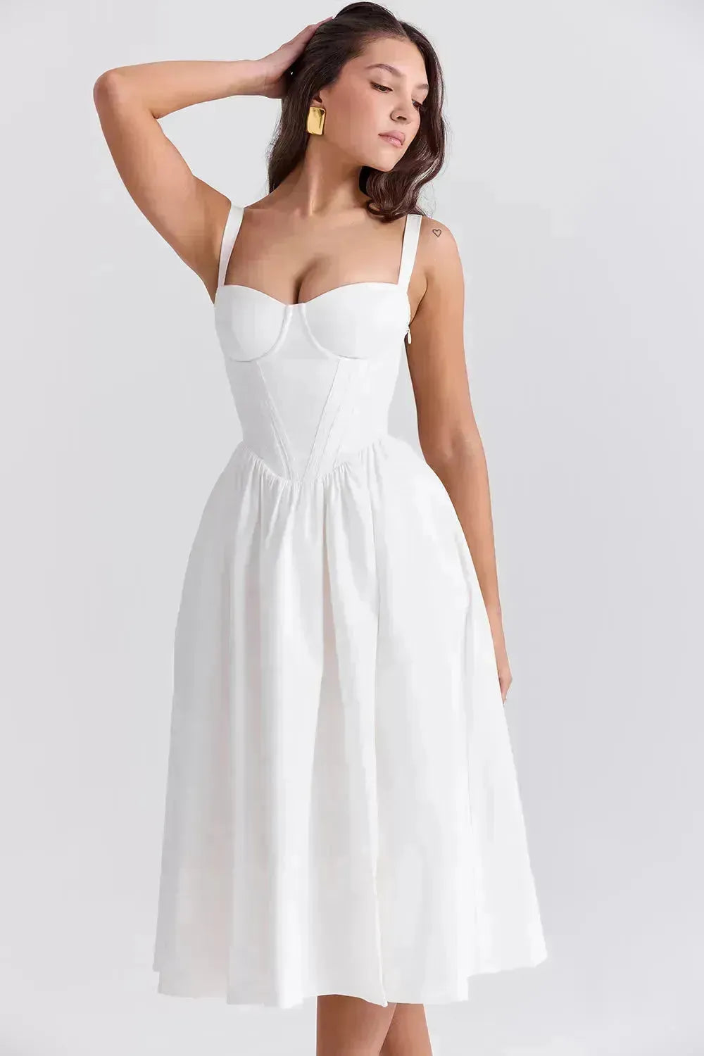 Modelo usando vestido midi blanco con corset para boda civil – Aghata