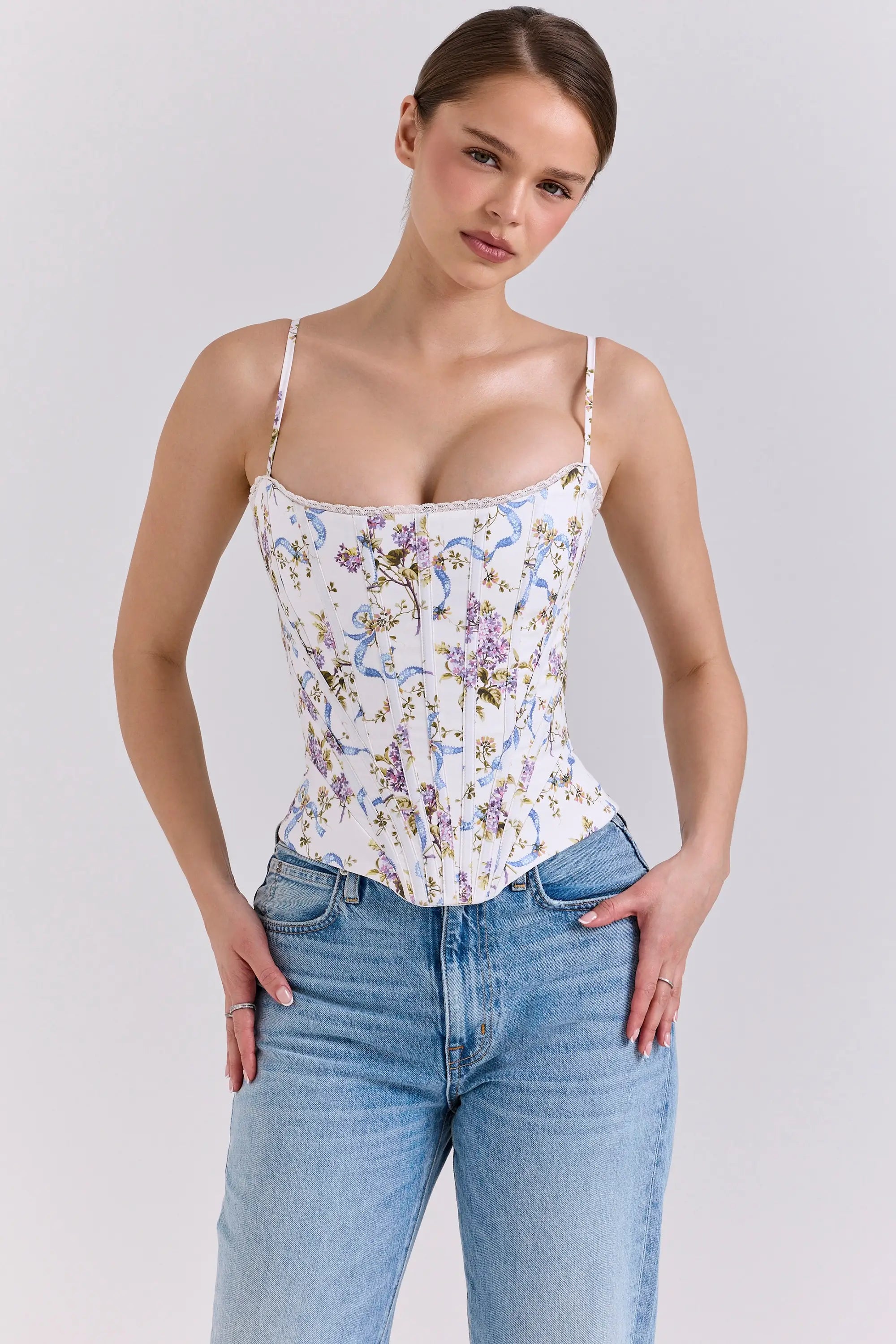Modelo usando el Corset Selene Floral Lavanda – corset blanco con flores lilas y arabescos azul