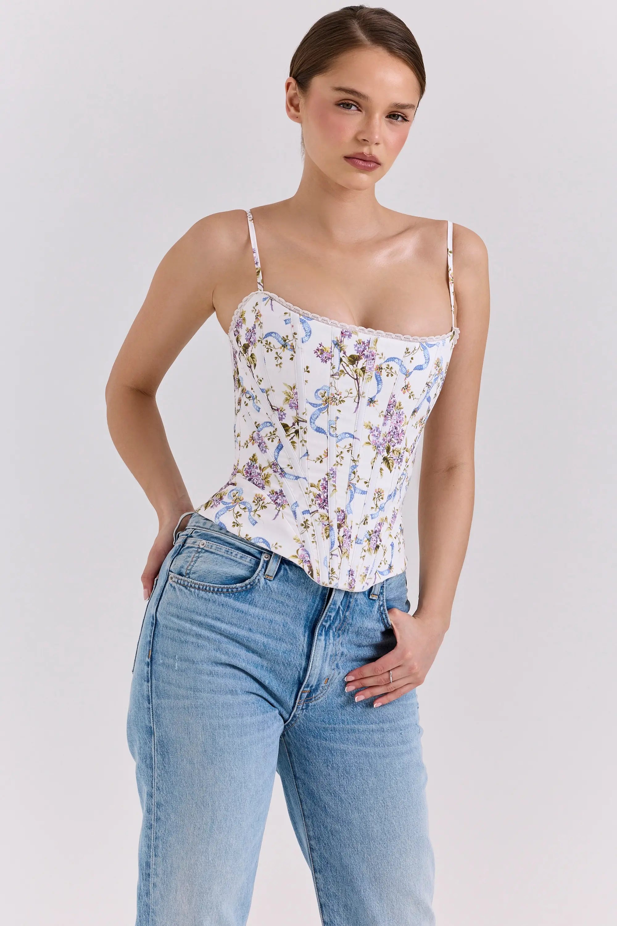 Modelo usando el Corset Selene Floral Lavanda – corset blanco con flores lilas y arabescos azul