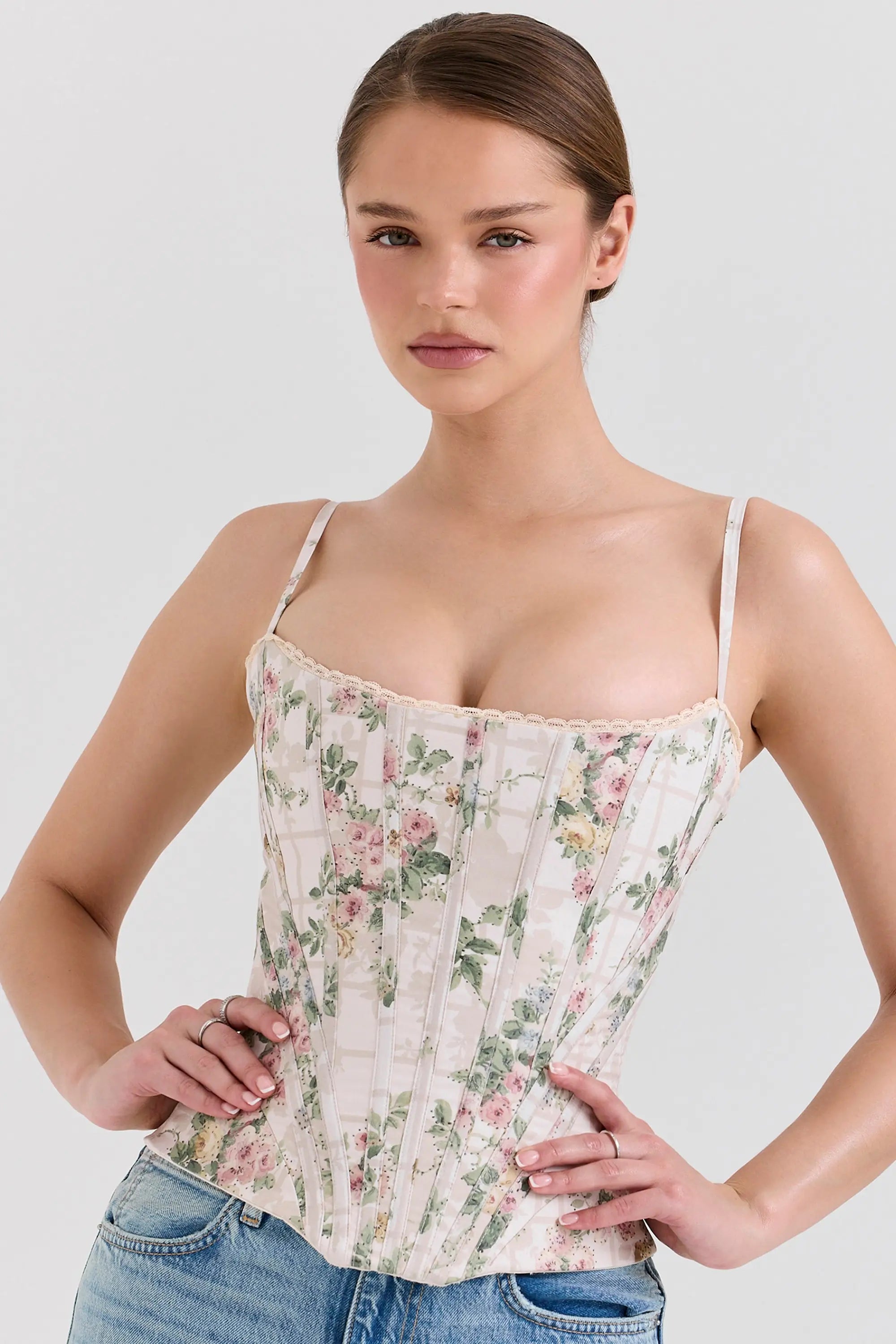 Modelo usando el Corset Selene Floral Vintage – estructura visible y estampado romántico sobre fondo crema