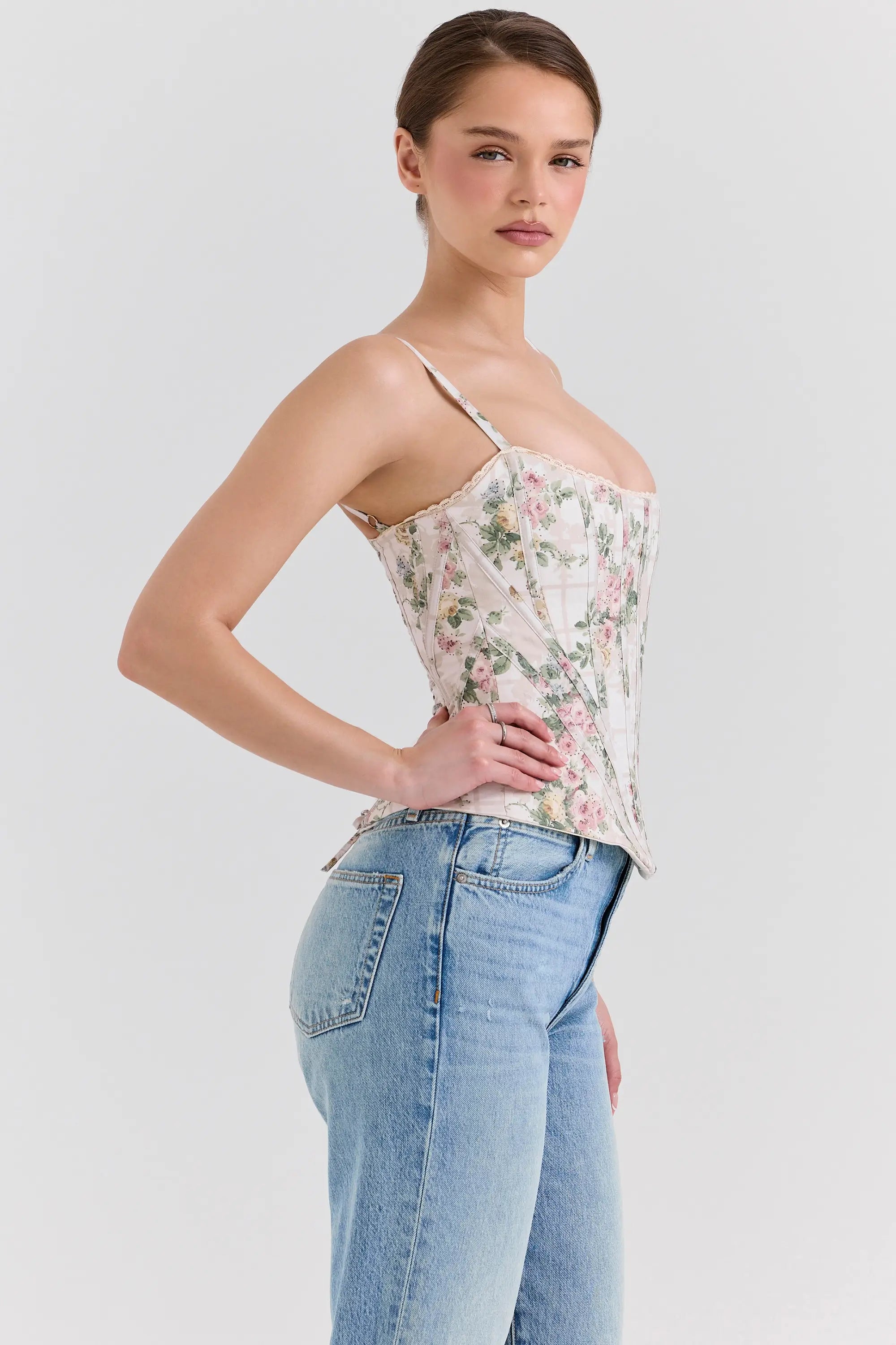 Modelo usando el Corset Selene Floral Vintage – estructura visible y estampado romántico sobre fondo crema