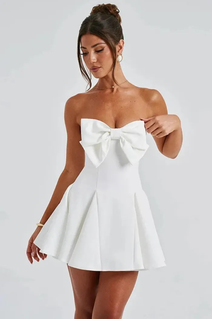 Modelo usando vestido corto blanco con moño elegante, ideal para boda civil