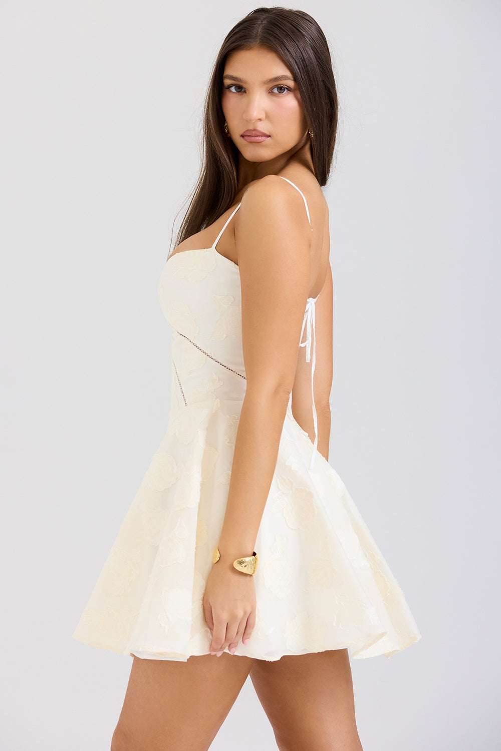 Vestido corto blanco elegante con encaje floral, escote corazón, corset ajustable y espalda descubierta. Modelo Serenita de Veliara, ideal para fiestas, cenas románticas, cumpleaños, eventos nocturnos y escapadas. Falda mini fluida con movimiento natural.