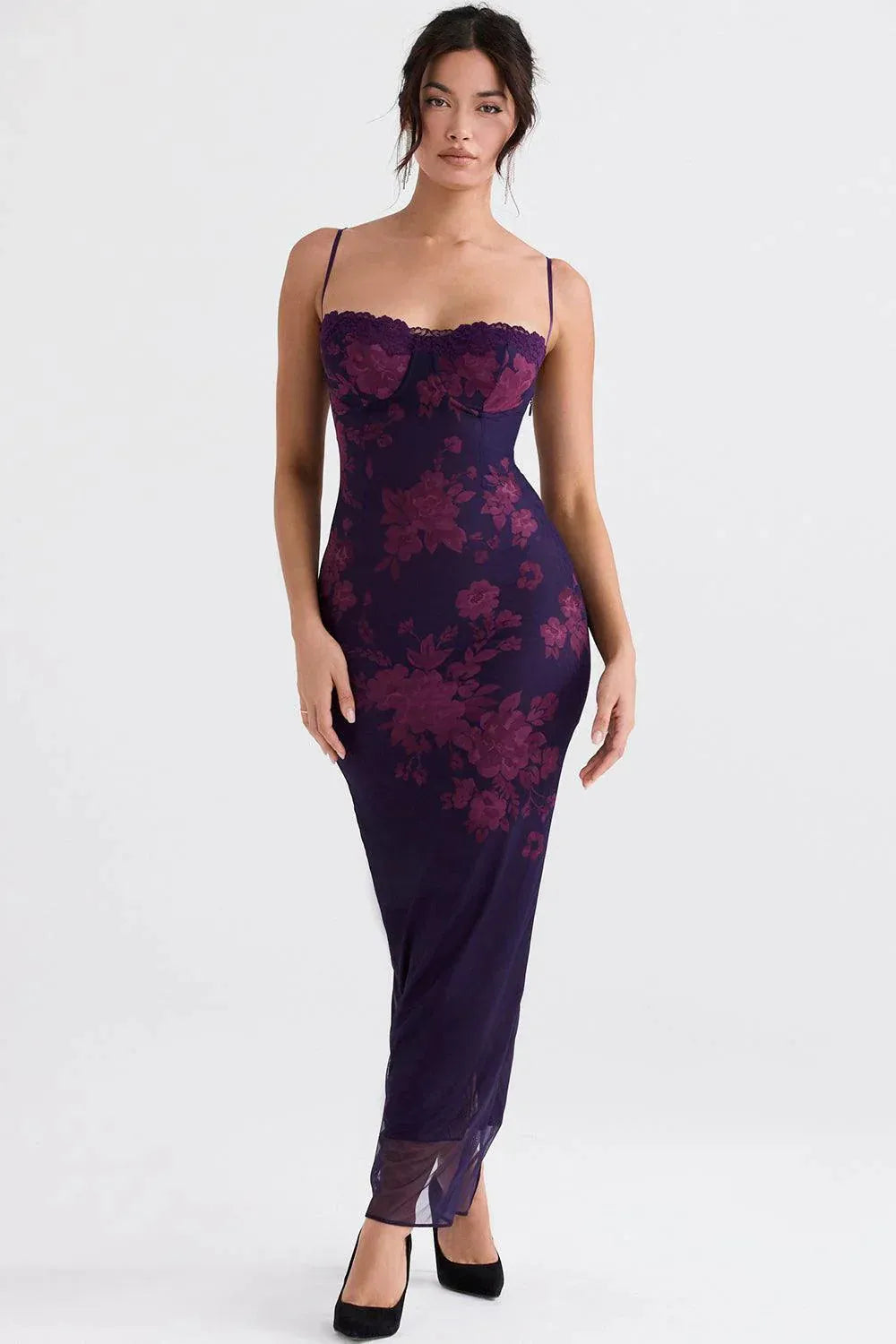 Modelo usando vestido largo floral Primrose Elegance.