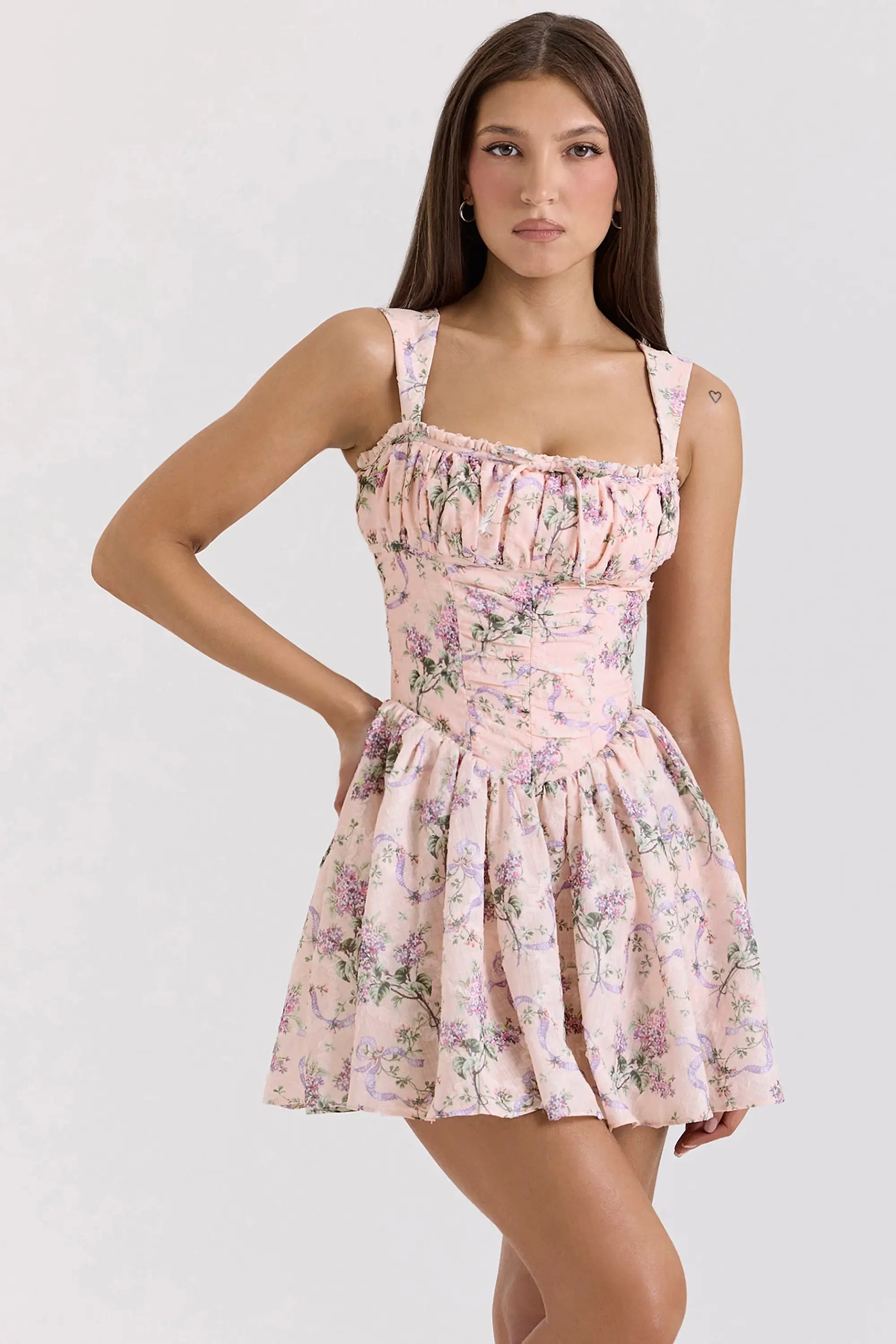 Modelo usando el Vestido Colette Rosa Vintage – corset interno, escote fruncido y falda corta floral