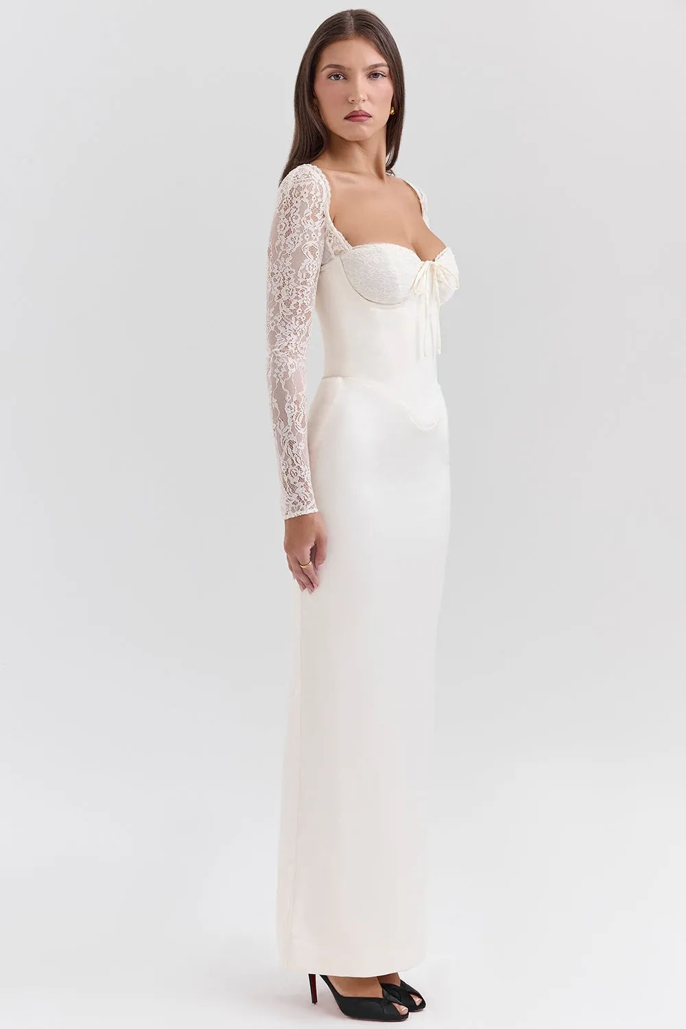 mujer usando vestido largo blanco de satén con mangas de encaje
