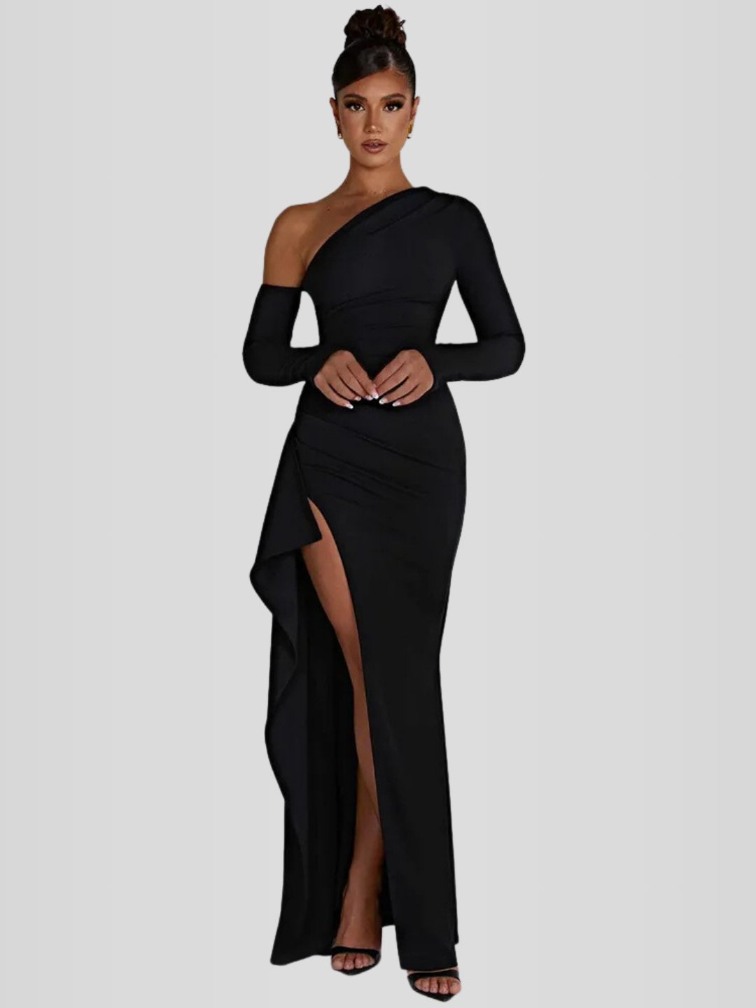 Modelo usando vestido largo negro de noche con manga larga, escote recto y corte ajustado tipo sirena. Elegancia atemporal para eventos especiales.
