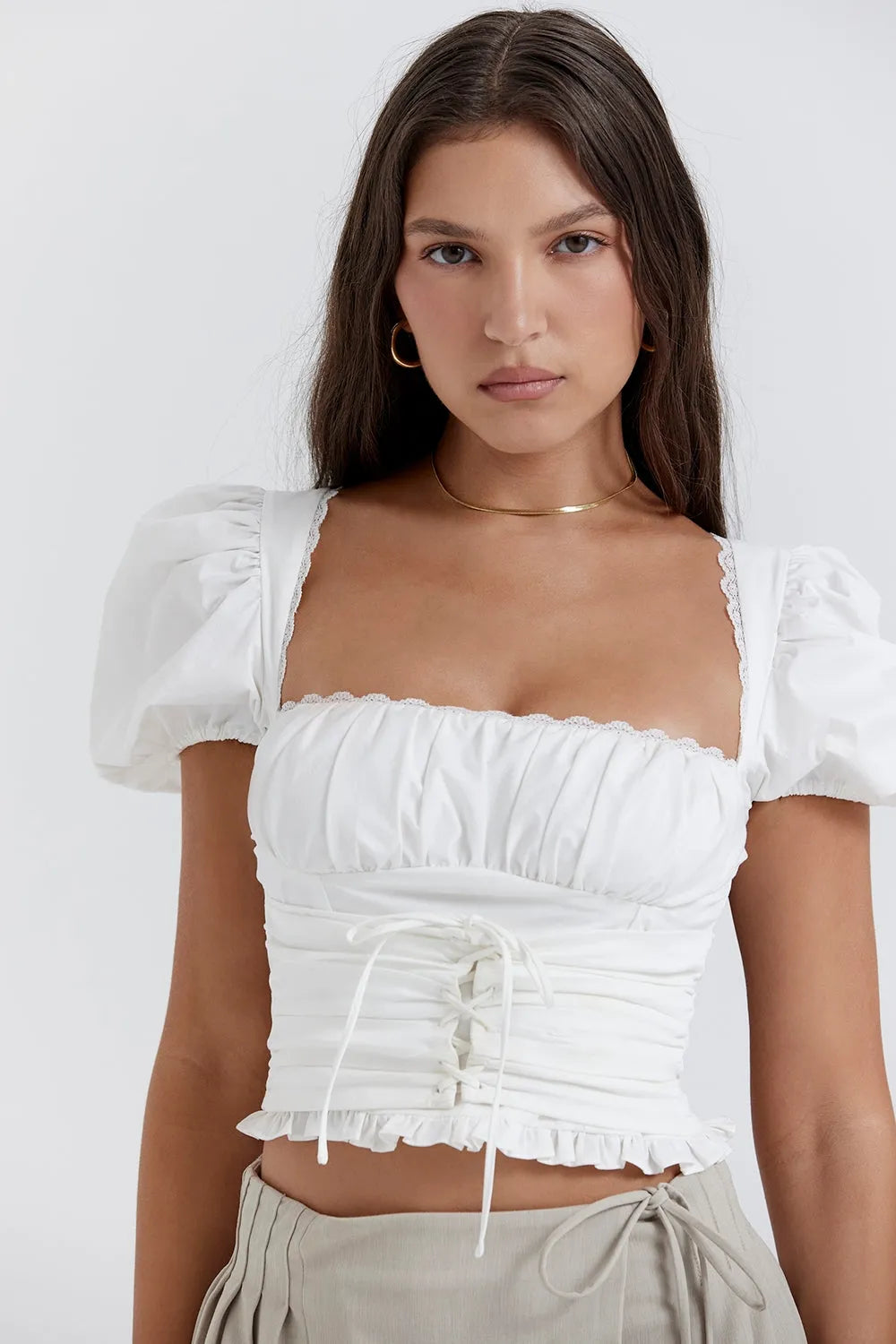 Modelo usando corset blanco de algodón con mangas bufantes – Veliara