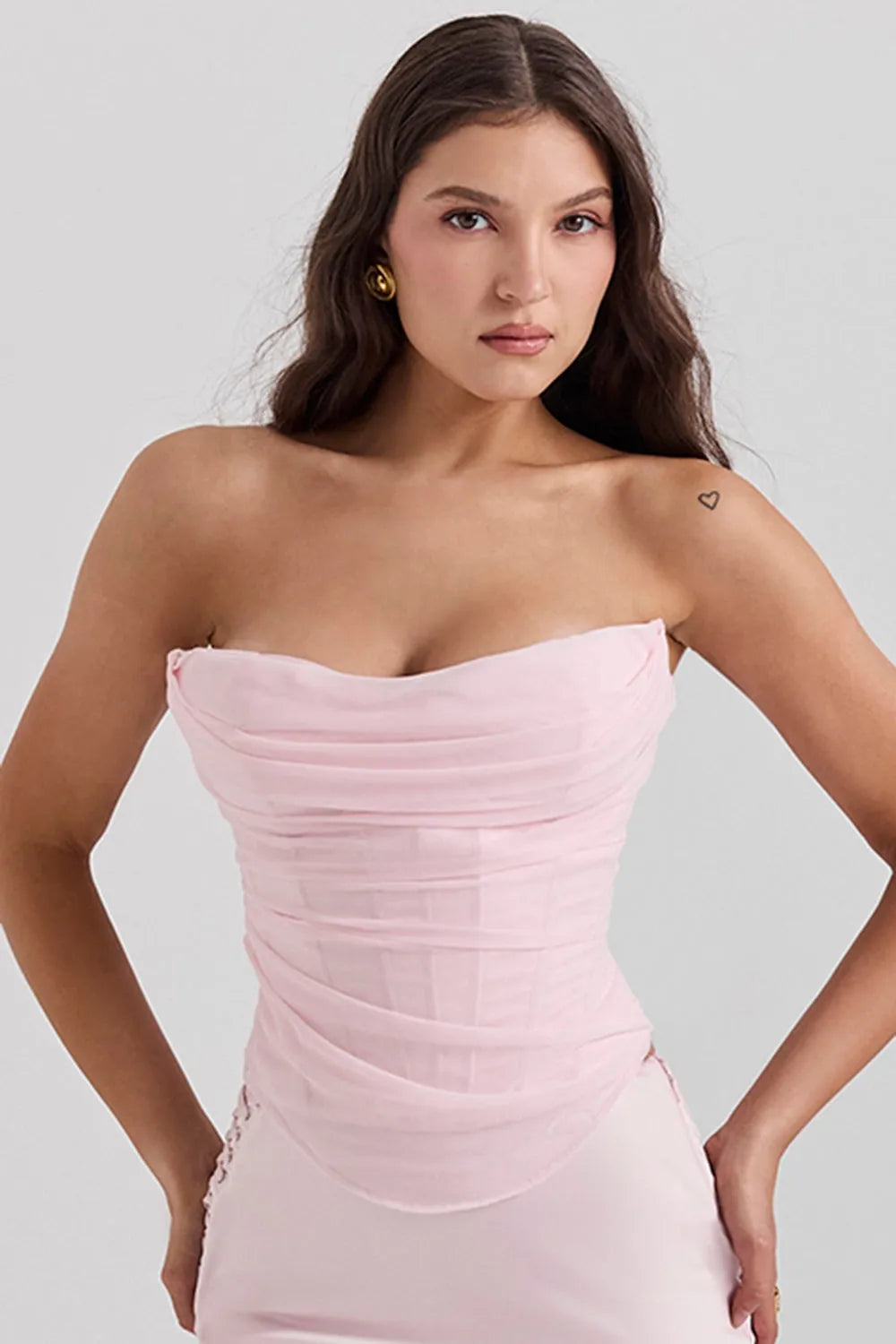 Modelo usando corset rosa elegante strapless Aryana
