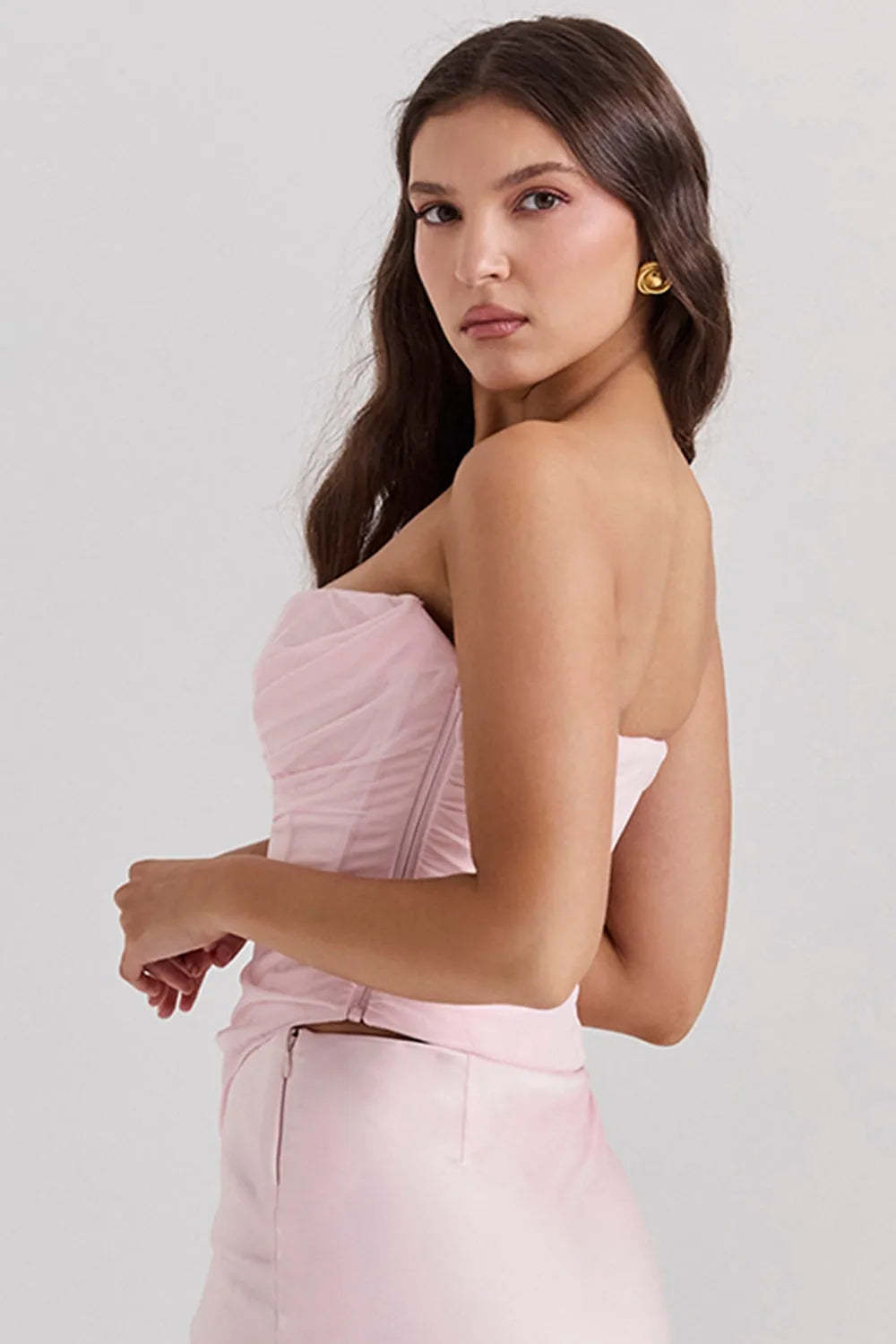 Modelo usando corset rosa elegante strapless Aryana