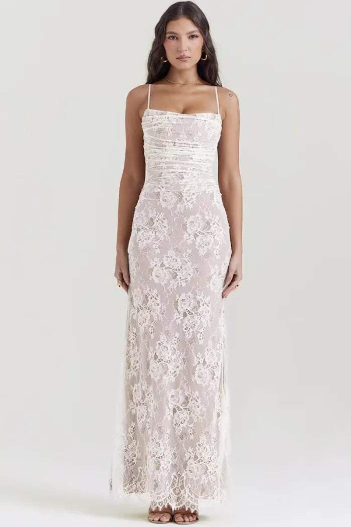 Modelo usando vestido blanco largo de encaje con tirantes – ideal para boda civil o evento elegante