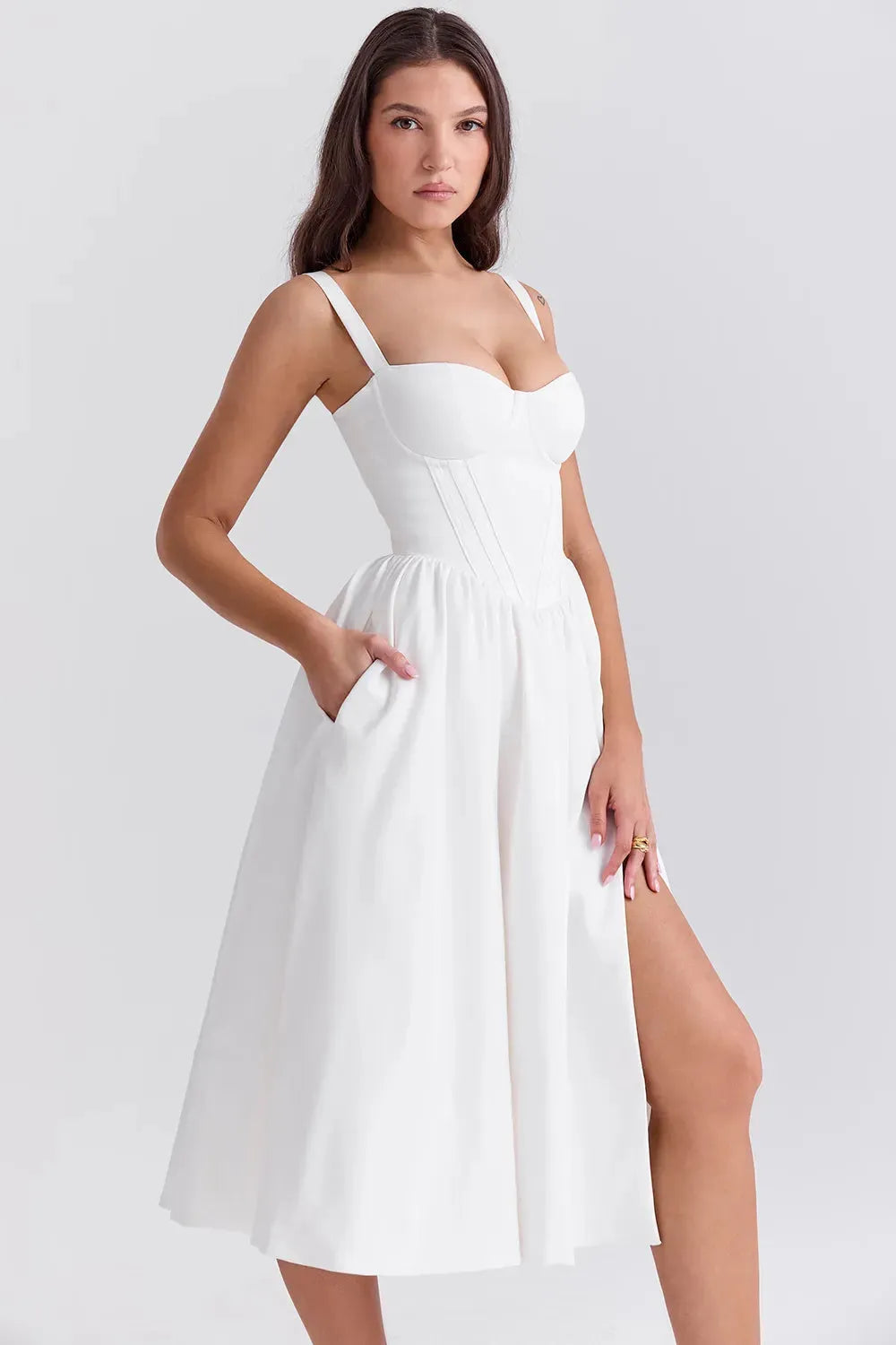 Modelo usando vestido midi blanco con corset para boda civil – Aghata