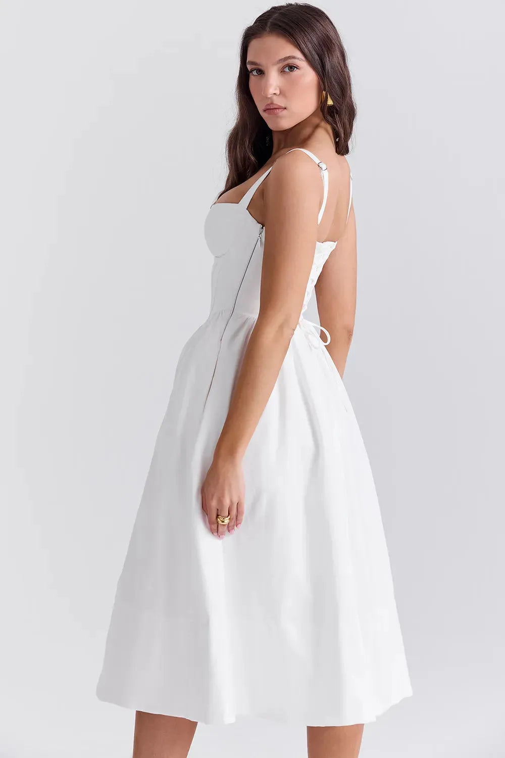 Modelo usando vestido midi blanco con corset para boda civil – Aghata