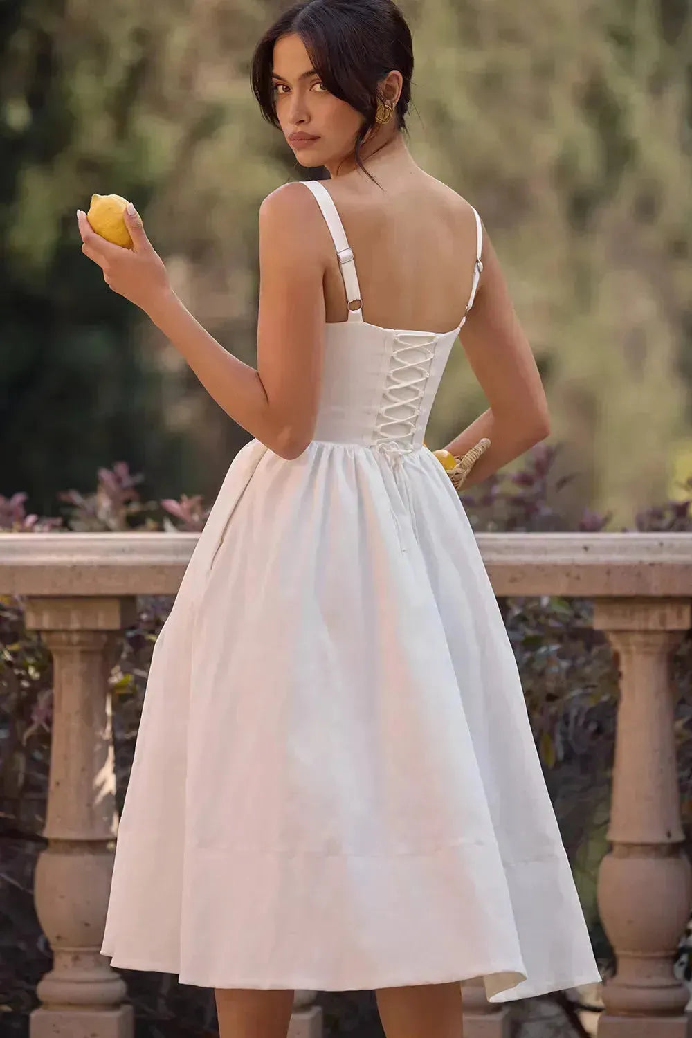 Modelo usando vestido midi blanco con corset para boda civil – Aghata