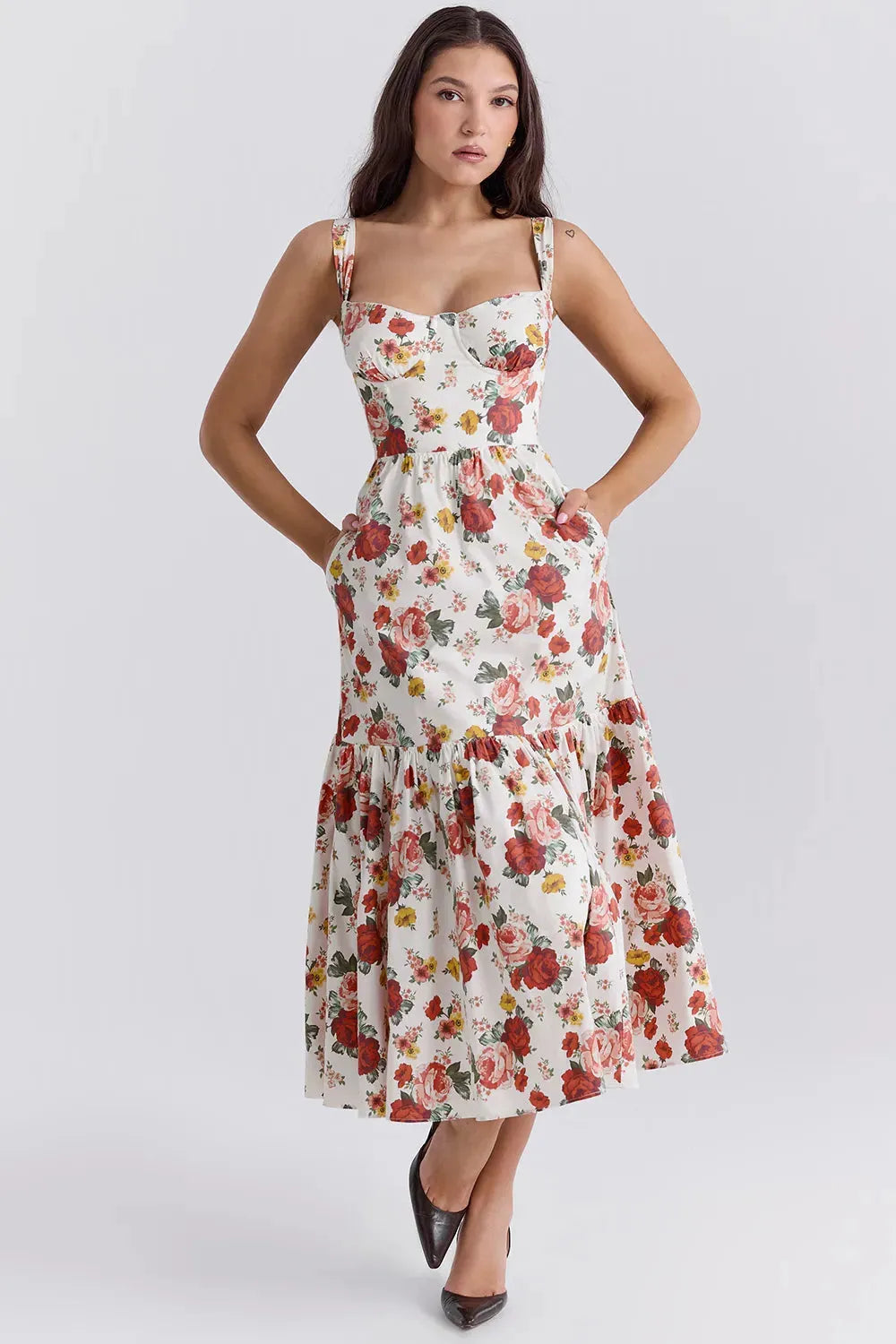 Modelo usando vestido midi floral con corset