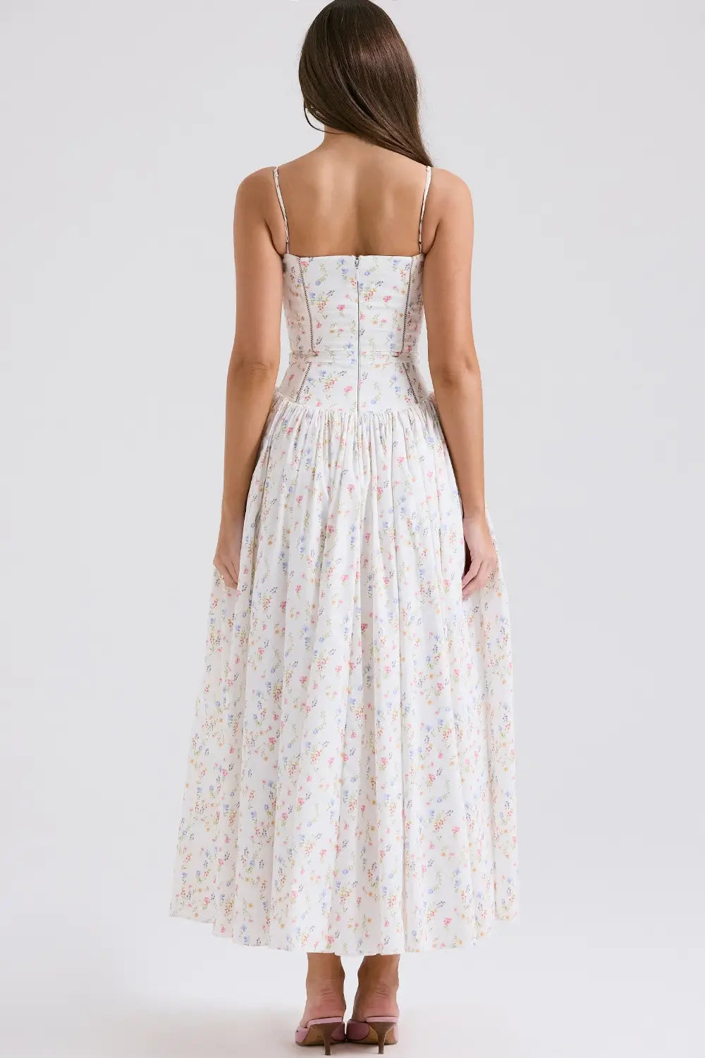 Modelo usando el Vestido Izzie en color Blanco Floral – corset estructurado y estampado delicado