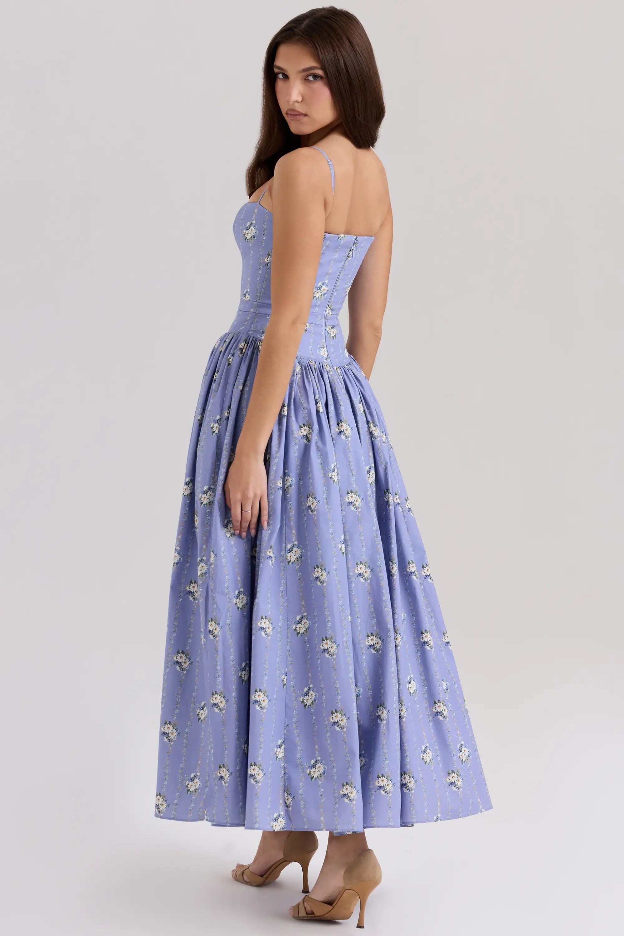 Modelo usando el Vestido Izzie en color Lavanda Campina – corset estructurado y estampado delicado
