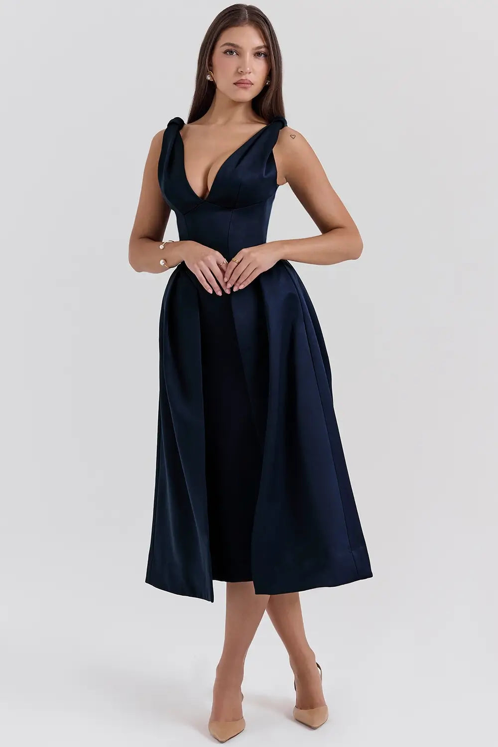 Modelo usando vestido midi plisado de satén azul marino – ideal para bodas y eventos especiales