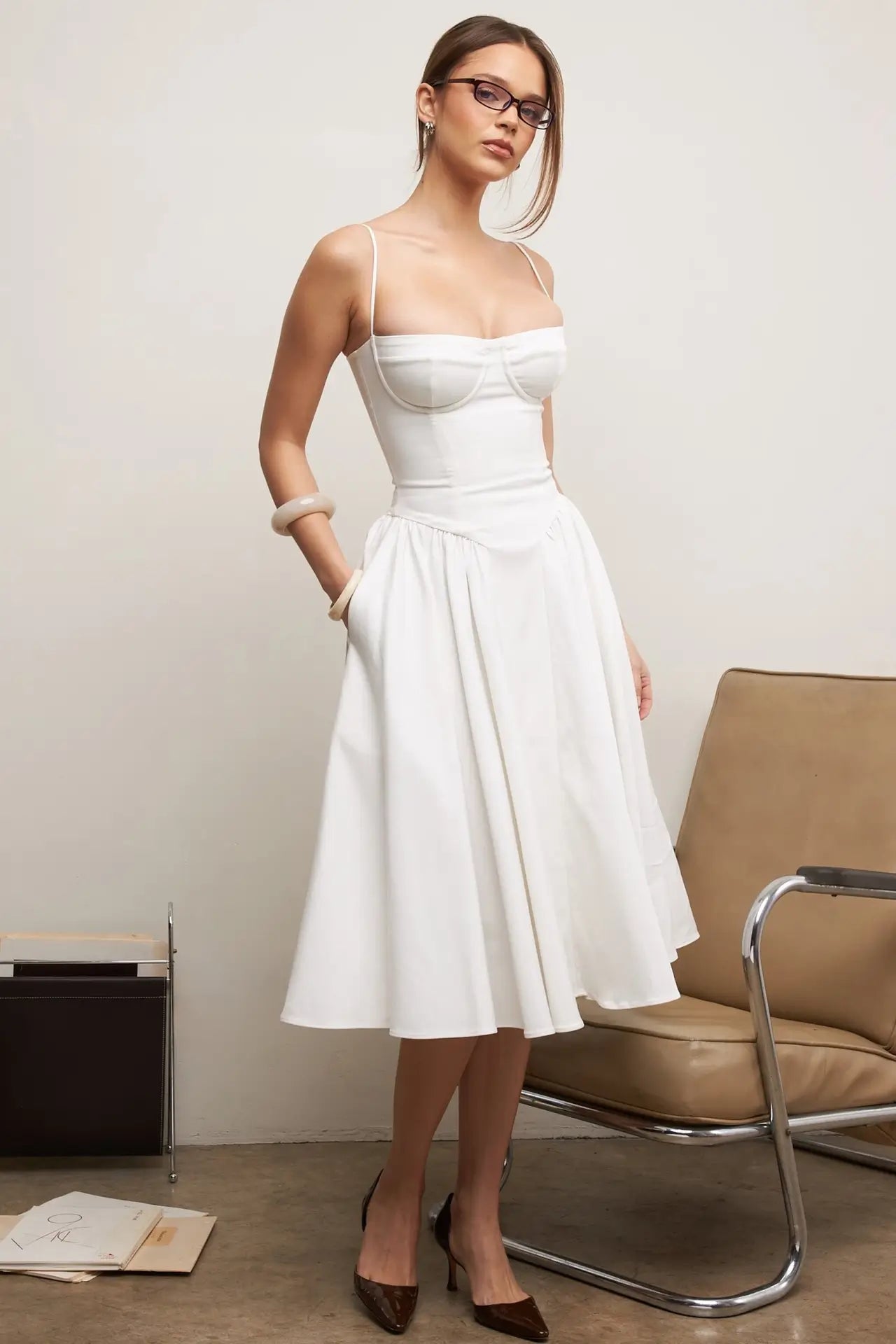 Modelo usando vestido de novia blanco sencillo y elegante con escote cuadrado y corte midi – ideal para boda civil o segundo vestido de novia