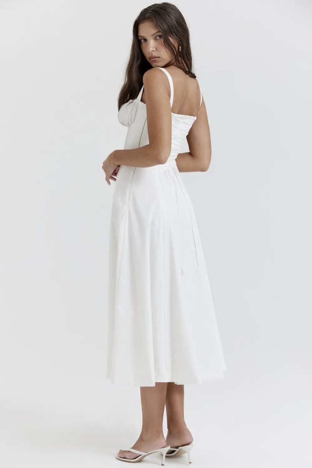 Mujer usando vestido blanco midi elegante y sencillo, ideal para boda civil o como segundo vestido de novia. Modelo Attracione de Veliara.